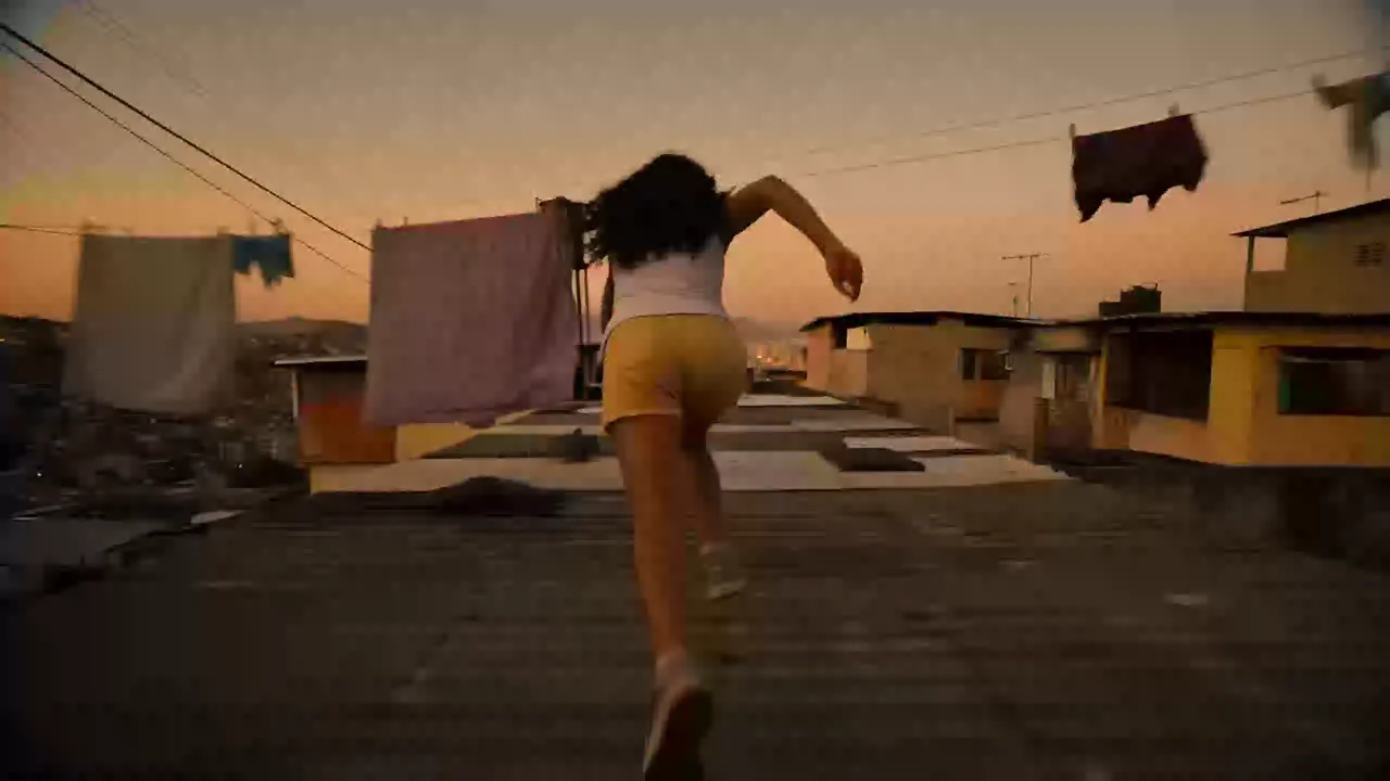 A rooftop parkour chase above São Paulo at sunset.